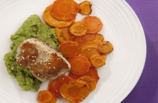 Pescado con puré de alverjas y ajonjolí